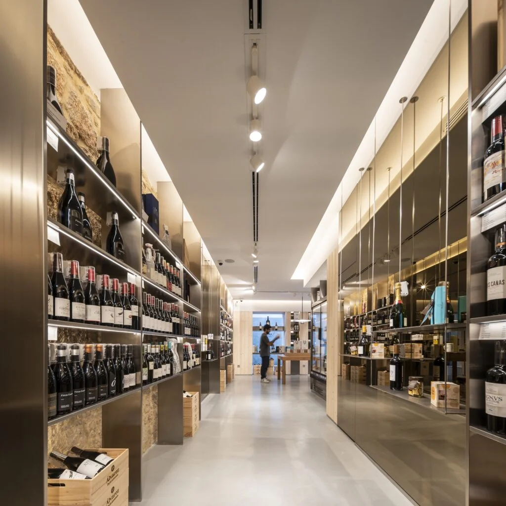 Exposición en Proyecto de Interiorismo tienda Álvarez Delicatessen en Coruña, por Iván Cotado Diseño de Interiores