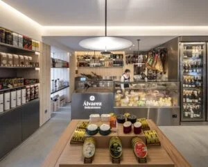 Mostrador de atención en Proyecto de Interiorismo tienda Álvarez Delicatessen en Coruña, por Iván Cotado Diseño de Interiores