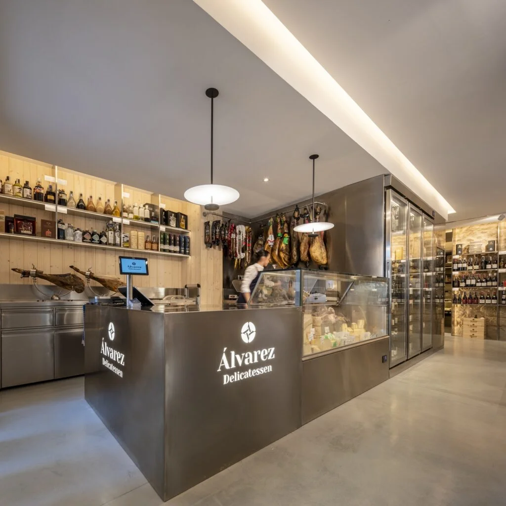 Mostrador de atención en Proyecto de Interiorismo tienda Álvarez Delicatessen en Coruña, por Iván Cotado Diseño de Interiores