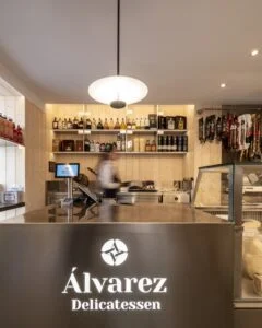 Mostrador de atención en Proyecto de Interiorismo tienda Álvarez Delicatessen en Coruña, por Iván Cotado Diseño de Interiores