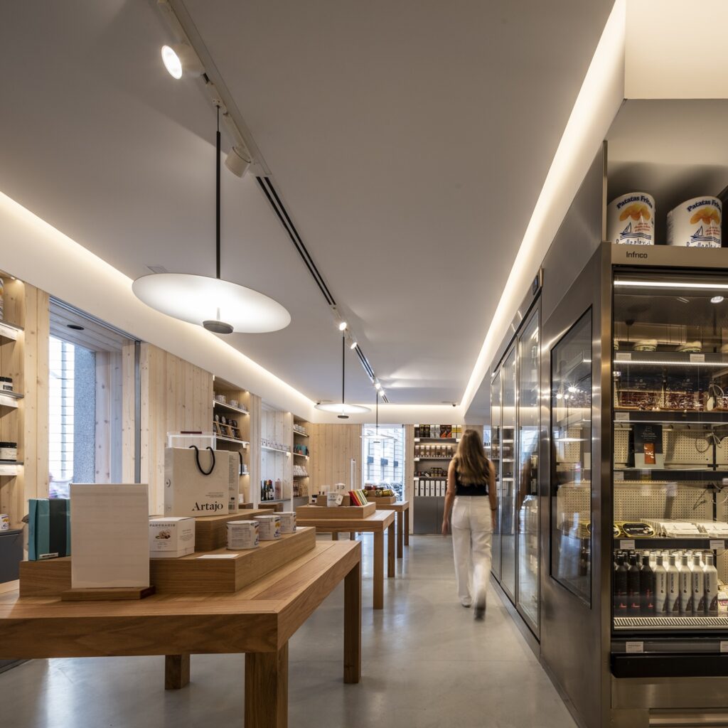 Islas de productos especiales en Proyecto de Interiorismo tienda Álvarez Delicatessen en Coruña, por Iván Cotado Diseño de Interiores