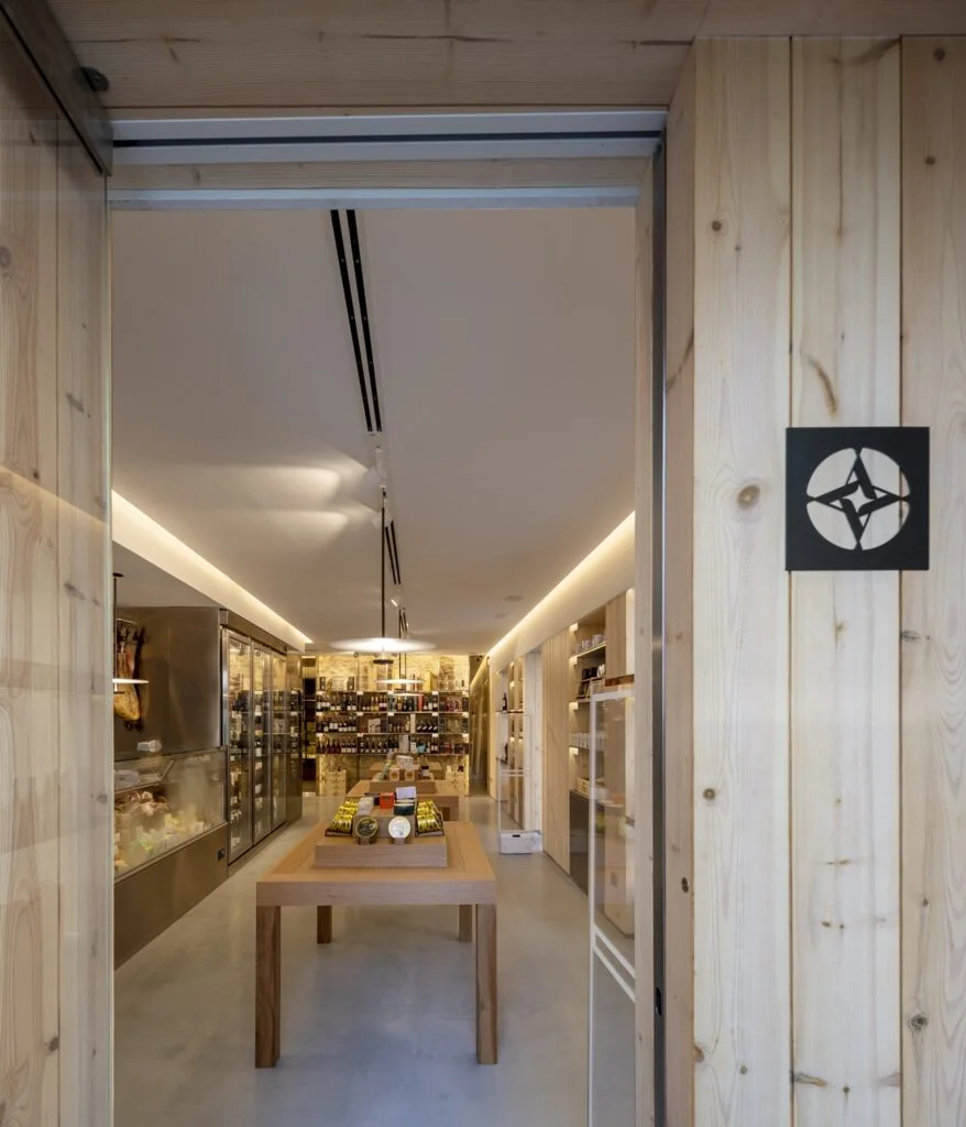 Entrada Proyecto de Interiorismo tienda Álvarez Delicatessen en Coruña, por Iván Cotado Diseño de Interiores