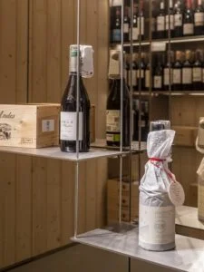 Exposición en Proyecto de Interiorismo tienda Álvarez Delicatessen en Coruña, por Iván Cotado Diseño de Interiores