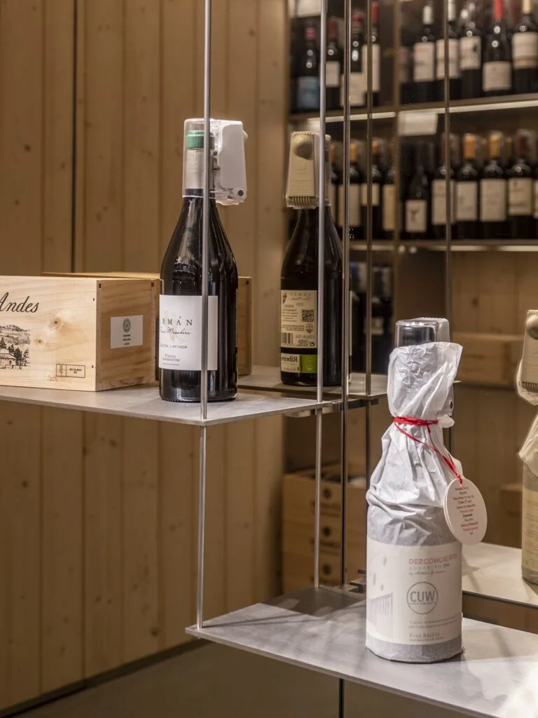 Exposición en Proyecto de Interiorismo tienda Álvarez Delicatessen en Coruña, por Iván Cotado Diseño de Interiores