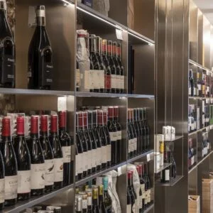 Exposición en Proyecto de Interiorismo tienda Álvarez Delicatessen en Coruña, por Iván Cotado Diseño de Interiores
