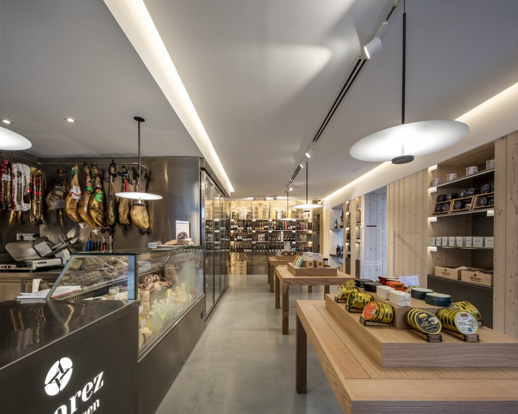 Mostrador de atención y exposición en Proyecto de Interiorismo tienda Álvarez Delicatessen en Coruña, por Iván Cotado Diseño de Interiores