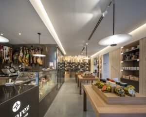 Mostrador de atención y exposición en Proyecto de Interiorismo tienda Álvarez Delicatessen en Coruña, por Iván Cotado Diseño de Interiores